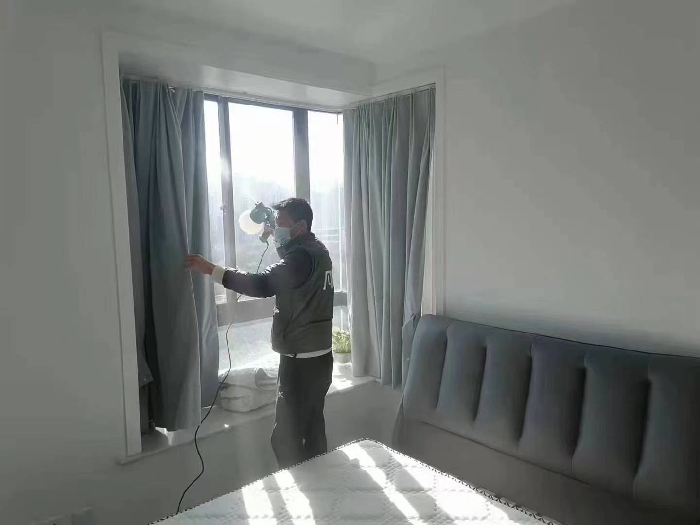 刚装修好的餐馆有异味怎么处理？是甲醛超标了嘛